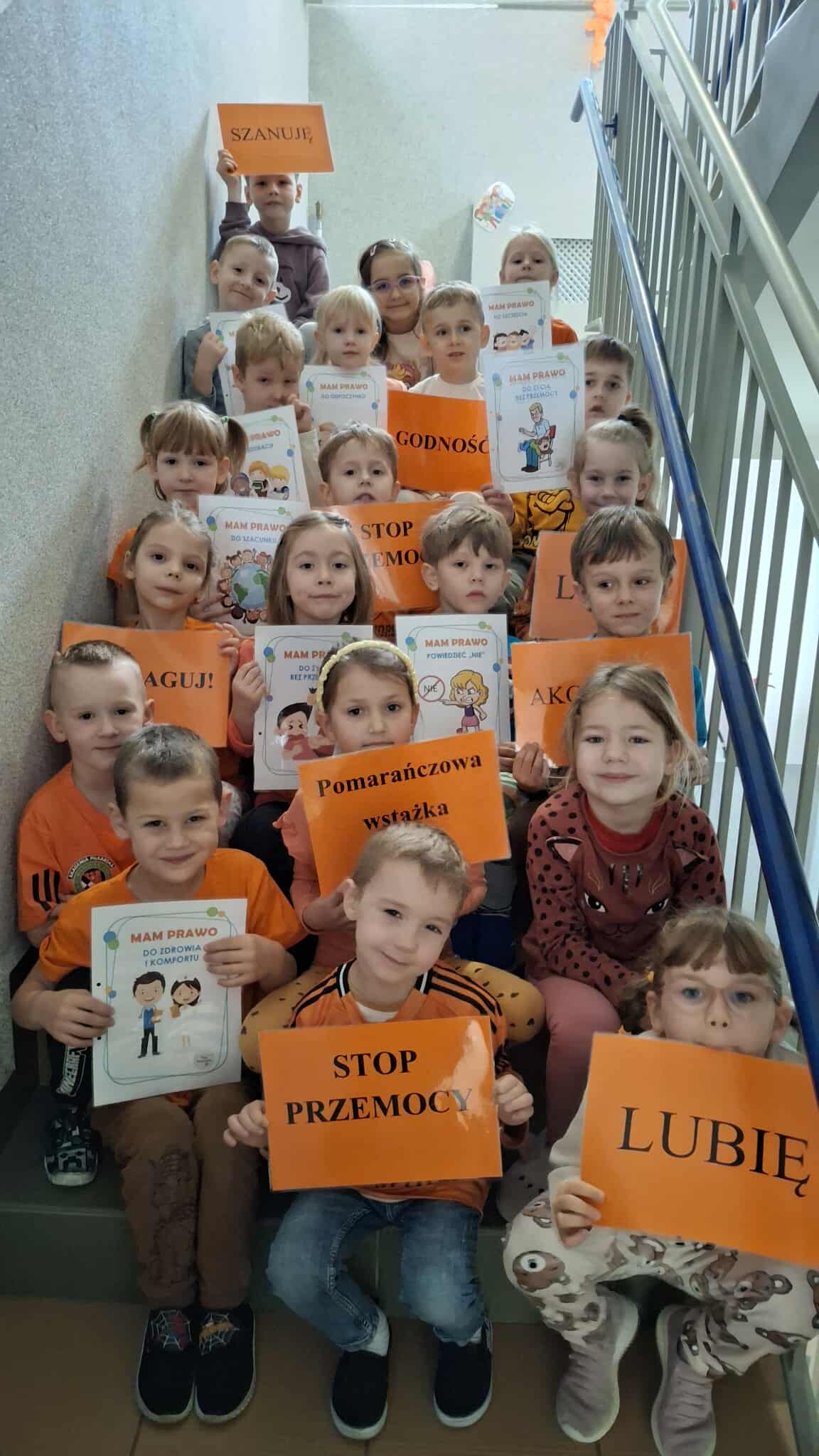 ,,DZIECIŃSTWO BEZ PRZEMOCY”- POMARAŃCZOWA WSTĄŻKA W NASZYM PRZEDSZKOLU