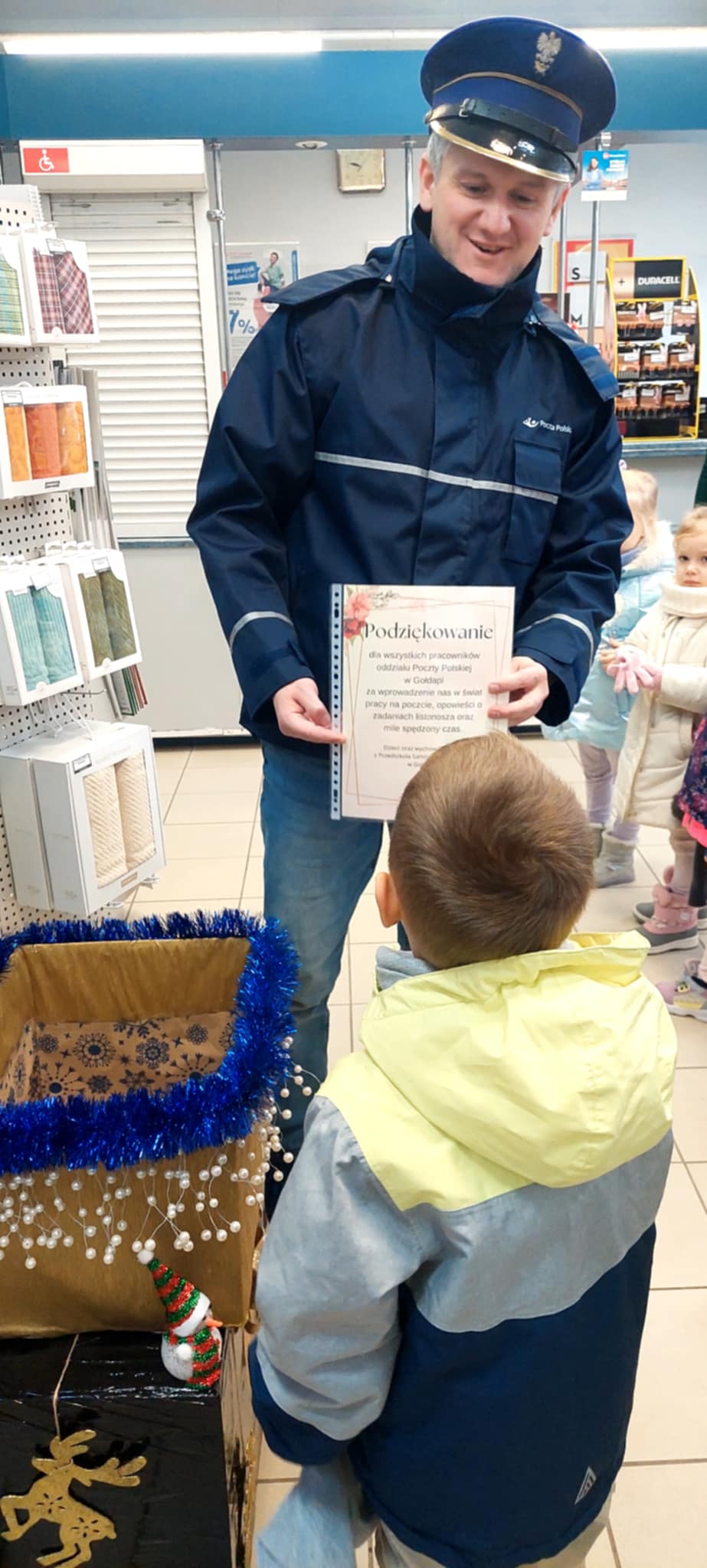 PRZEDSZKOLAKI Z WIZYTĄ W URZĘDZIE POCZTOWYM